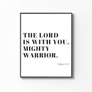 Pu&ograve; includere: Arte da parete stampabile in bianco e nero con il testo "Il Signore &egrave; con te, potente guerriero." e il riferimento biblico "Giudici 6:12".