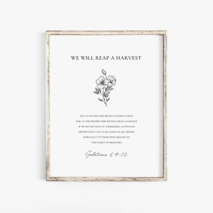 Puede incluir: Impresión de arte imprimible en blanco y negro con una ilustración floral y una cita de Gálatas 6:9-10. La cita dice: "No nos cansemos de hacer el bien, porque a su tiempo cosecharemos, si no nos desanimamos. Así que, mientras tengamos oportunidad, hagamos bien a todos, y especialmente a los de la familia de la fe. Gálatas 6:9-10".