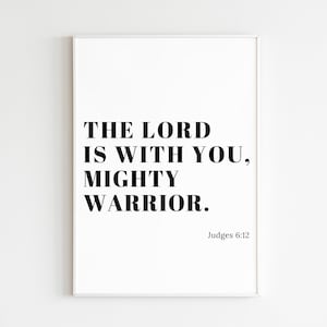 Pu&ograve; includere: Arte da parete stampabile in bianco e nero con il testo "Il Signore &egrave; con te, potente guerriero." e il riferimento biblico "Giudici 6:12".