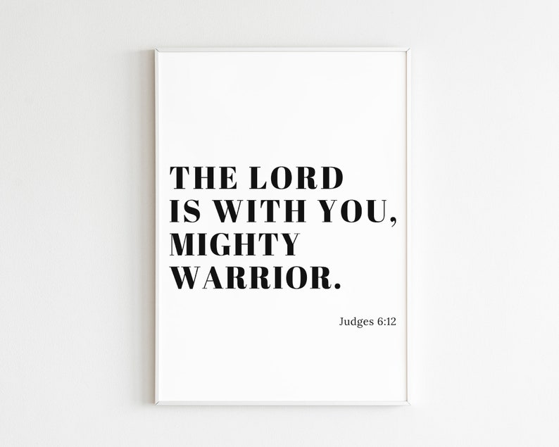 Pu&ograve; includere: Arte da parete stampabile in bianco e nero con il testo "Il Signore &egrave; con te, potente guerriero." e il riferimento biblico "Giudici 6:12".