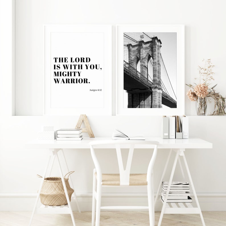 Pu&ograve; includere: Set di arte da parete stampabile in bianco e nero con una citazione sulla forza e una foto del ponte di Brooklyn. La citazione dice "Il Signore &egrave; con te, potente guerriero. Giudici 6:12"