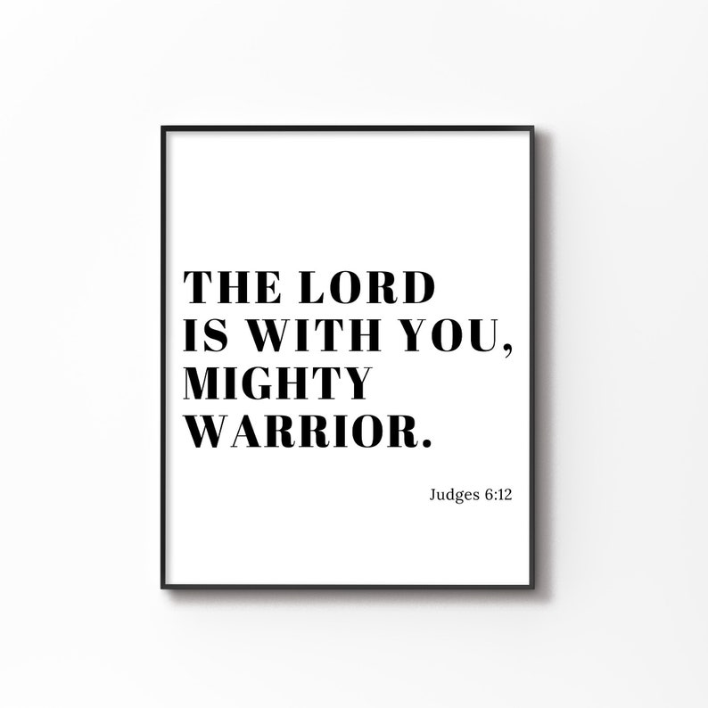 Pu&ograve; includere: Arte da parete stampabile in bianco e nero con il testo "Il Signore &egrave; con te, potente guerriero." e il riferimento biblico "Giudici 6:12".