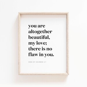 以下が含まれることがあります： 白い背景に黒い文字で「you are altogether beautiful, my love; there is no flaw in you.」と書かれた額装されたプリント。このテキストは雅歌 4:7 から引用されています。