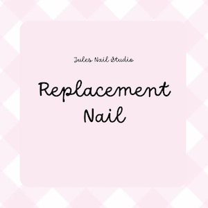 Puede incluir: Un fondo de cuadros vichy rosa y blanco con un cuadrado blanco en el centro. El cuadrado contiene el texto "Jules Nail Studio" y "Replacement Nail" en negro.