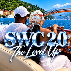 以下が含まれることがあります： メタリックブルーのフォントで「SWC 2.0 The Level Up」というテキストが書かれたデジタルグラフィック。背景には湖上の木製ボートに乗る2人が写っており、一人は白い野球帽を被り、もう一人は柄入りのヘッドスカーフを着用している。