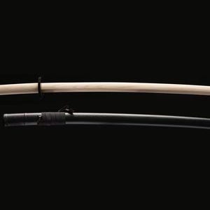 Op de afbeelding: Een houten katana zwaard met een zwarte schede. Het zwaard is gemaakt van hout en heeft een natuurlijke afwerking. De schede is gemaakt van zwart leer en heeft een eenvoudig ontwerp.