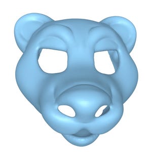 Könnte beinhalten: Eine hellblaue, glatte, geformte Maske in Form eines Tierkopfes mit abgerundeten Ohren, ausgeprägten Augenbrauenwülsten, großen Augenöffnungen, einer breiten Schnauze und einer kleinen Mundöffnung. Die Oberfläche ist matt und einheitlich gefärbt.