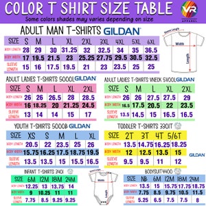 Op de afbeelding: Een maattabel voor Gildan T-shirts, met verschillende maten voor mannen, vrouwen, jeugd, peuters en baby's. De tabel bevat de maten voor lichaamslengte, lichaamsbreedte en mouwlengte in inches.