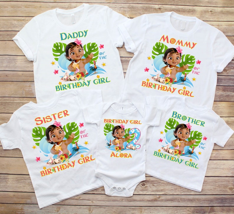 Op de afbeelding: Set van vijf witte T-shirts met een cartoonfiguur uit de film Vaiana. De shirts hebben de tekst "Daddy of the Birthday Girl", "Mommy of the Birthday Girl", "Sister of the Birthday Girl", "Brother of the Birthday Girl" en "Birthday Girl Alora".