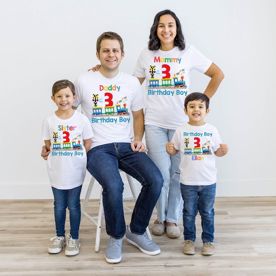 Camisetas familiares de trenes Camisetas de cumpleanos para ninos de tren Camisetas familiares Choo Choo Cumpleanos personalizado Familia de trenes Nombre y edad a juego personalizados Etsy Espana