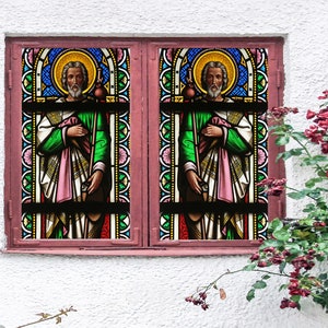 以下が含まれることがあります： 赤い枠で囲まれたステンドグラスの窓が2つあり、それぞれ緑と金のローブを着た男性が杖を持っている様子が描かれています。背景は、花と葉のカラフルなモザイクです。