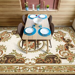 Puede incluir: Una alfombra blanca y marrón con un diseño floral. Una mesa de madera con cuatro sillas y platos blancos con bordes azules se encuentra sobre la alfombra.