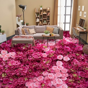 Puede incluir: Una alfombra floral rosa y blanca con un sofá y una mesa de café en el fondo.