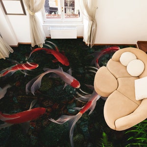 Könnte beinhalten: Ein Wohnzimmer mit einem beigen, L-förmigen Sofa und einem Teppich mit einem 3D-Design von roten und weißen Koi-Karpfen, die in einem Teich schwimmen.