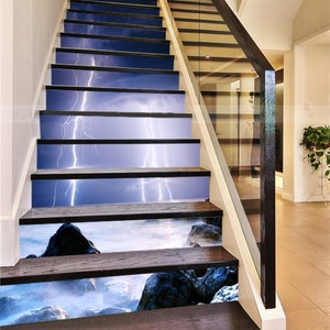 Puede incluir: Un conjunto de peldaños decorativos para escaleras que presentan una tormenta eléctrica y una escena de playa rocosa. Los peldaños están hechos de un material duradero y son fáciles de instalar.