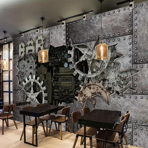 Puede incluir: Un comedor de estilo industrial r&uacute;stico con un gran mural de pared de metal con engranajes y la palabra "BAR". El mural est&aacute; en tonos grises y marrones, con un aspecto desgastado. El comedor tiene mesas y sillas de metal negro.