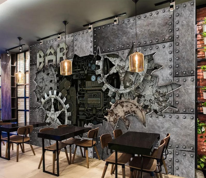 Puede incluir: Un comedor de estilo industrial r&uacute;stico con un gran mural de pared de metal con engranajes y la palabra "BAR". El mural est&aacute; en tonos grises y marrones, con un aspecto desgastado. El comedor tiene mesas y sillas de metal negro.