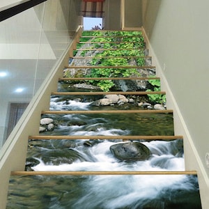 Puede incluir: Un conjunto de 7 peldaños de escalera con un diseño realista de río y rocas. Los peldaños están hechos de vinilo duradero y son fáciles de instalar. Son perfectos para agregar un toque de naturaleza a tu hogar.
