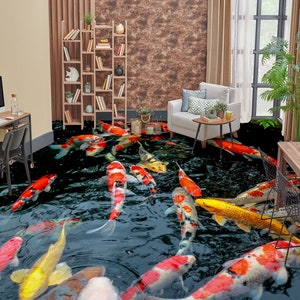 Könnte beinhalten: Ein schwarz-weißer Bodenbelag mit einem realistischen Bild von bunten Koi-Karpfen, die in einem Teich schwimmen. Der Bodenbelag ist in einem Wohnzimmer mit Möbeln und einem Bücherregal verlegt.