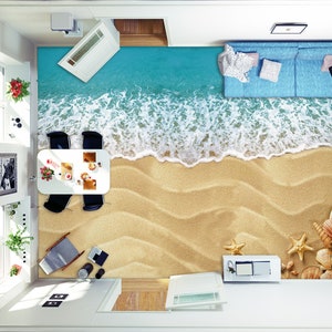 Könnte beinhalten: Ein Strand-Bodenbelag mit blauem Meer, weißen Wellen und braunem Sand. Der Bodenbelag enthält einen Seestern, Muscheln und einen Holztisch mit Stühlen.