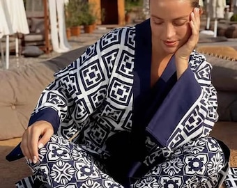 Conjunto de bata y pantalón de kimono de satén 100% algodón / Ropa de estar por casa con estampado de azulejos azul marino