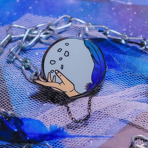 Blauer Vogel Emaille Pin - Halazia - ATEEZ - CrystallizeKpop - Pin - Emaille Pin - ATEEZ Emaille Pin - Glitter - Siebdruck - Sammler Pin