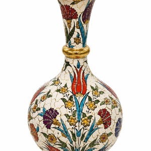 Vaso in ceramica di lusso fatto a mano con bordo smerlato e decorazioni dorate.