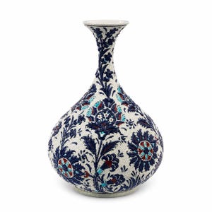 Può includere: Un vaso in ceramica con corpo bulboso e collo stretto, caratterizzato da una superficie bianca testurizzata decorata con intricati motivi floreali in blu profondo, turchese e rosso scuro. Il design copre l'intero esterno, incluso il bordo svasato.