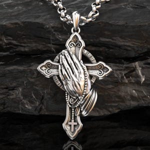 Cruz de plata con manos en oración, amuleto de protección, collar religioso de plata, joyería cristiana religiosa, collar de Jesucristo, regalo para él