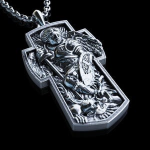 Gepersonaliseerde zilveren aartsengel Saint Michael-ketting, St. Michael Versla Satan-hanger, St. Michael-zilveren herenhanger, religieus cadeau