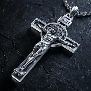 Gepersonaliseerde Sint-Benedictus kruisbeeldketting, handgemaakte kruishanger, uniek religieus cadeau, beschermingsmedaille exorcisme