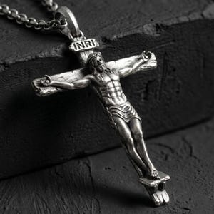 Handgemaakte zilveren Jezus kruisbeeldketting, 3D-hanger Jezus reliëf kruis Verlosser, gegraveerde Jezus religieuze charme, ketting zilveren man, cadeau voor mannen