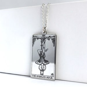 El collar de cartas del tarot del hombre ahorcado, colgante de plata de cartas de tarot personalizado, baraja de tarot, joyas de tarot, artes místicas, collar de tarotcard