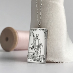 El collar de cartas del tarot del mago, colgante de plata de cartas de tarot personalizado, baraja de tarot, joyas de tarot, artes místicas, collar de tarotcard