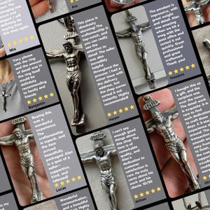 Puede incluir: Colgante de crucifijo plateado con detalles intrincados. Representa a Jesucristo en la cruz, con las letras INRI. La imagen est&aacute; rodeada de rese&ntilde;as de clientes que elogian la calidad.