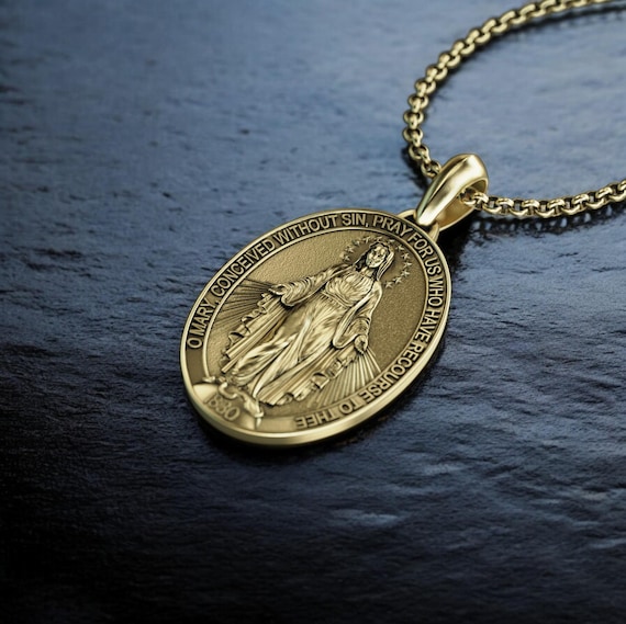 Ciondolo Medaglia Miracolosa Con Madonna Incisa Su Base Puntinata In Cornice Di Zirconi Bianchi Placcato Oro Bianco In Argento 92