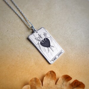 De Drie van Zwaarden Tarot kaart zilveren ketting, Gepersonaliseerde gegraveerde Tarot kaart hanger, Tarot Sieraden, Cadeau voor Girlfrend,