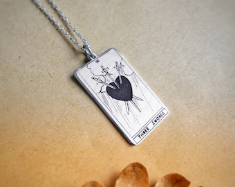 Collar de plata de cartas del Tarot de las Tres Espadas, colgante de cartas de Tarot grabado personalizado, joyas de Tarot, regalo para Girlfrend,