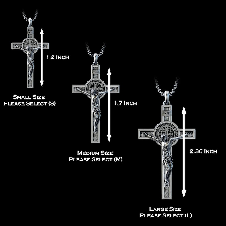 K&ouml;nnte beinhalten: Drei silberfarbene Kruzifix-Anh&auml;nger mit einer zentralen Jesusfigur und einer runden Benediktusmedaille. Die Gr&ouml;&szlig;en sind mit 3,05 cm f&uuml;r klein, 4,32 cm f&uuml;r mittel und 5,99 cm f&uuml;r gro&szlig; angegeben, inklusive Text f&uuml;r die jeweilige Auswahl.