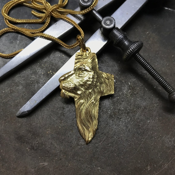 PikaLF Collana con scudo di leone per uomo, Collana con leone hip-hop, Collana con ciondolo scudo testa di leone vichingo norreno con catena da 23,6 pollici, Ciondolo leone punk (Argento
