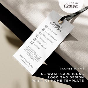Puede incluir: Una etiqueta blanca con texto negro e iconos para las instrucciones de lavado. La etiqueta dice "Washing Instruction" e incluye iconos para lavar a mano, no secar en secadora, planchar a baja temperatura, limpieza en seco, no usar lejía y colgar para secar. La etiqueta también incluye el texto "Your Brand Name" y "www.website.com".