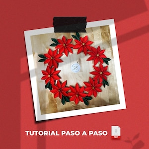 Puede incluir: Una corona de pascua con pétalos rojos y hojas verdes, dispuesta en forma circular. La corona se exhibe sobre una superficie de madera, fijada a un fondo blanco con cinta adhesiva negra. El texto "TUTORIAL PASO A PASO" es visible.
