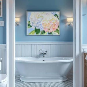 K&ouml;nnte beinhalten: Ein helles Badezimmer mit einer wei&szlig;en freistehenden Badewanne und einem gerahmten Blumenbild. Die W&auml;nde sind hellblau gestrichen und der Boden ist mit kleinen, wei&szlig;en sechseckigen Fliesen gefliest. Zwei Wandleuchten flankieren das Gem&auml;lde.