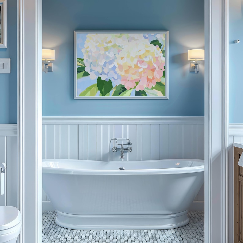 K&ouml;nnte beinhalten: Ein helles Badezimmer mit einer wei&szlig;en freistehenden Badewanne und einem gerahmten Blumenbild. Die W&auml;nde sind hellblau gestrichen und der Boden ist mit kleinen, wei&szlig;en sechseckigen Fliesen gefliest. Zwei Wandleuchten flankieren das Gem&auml;lde.