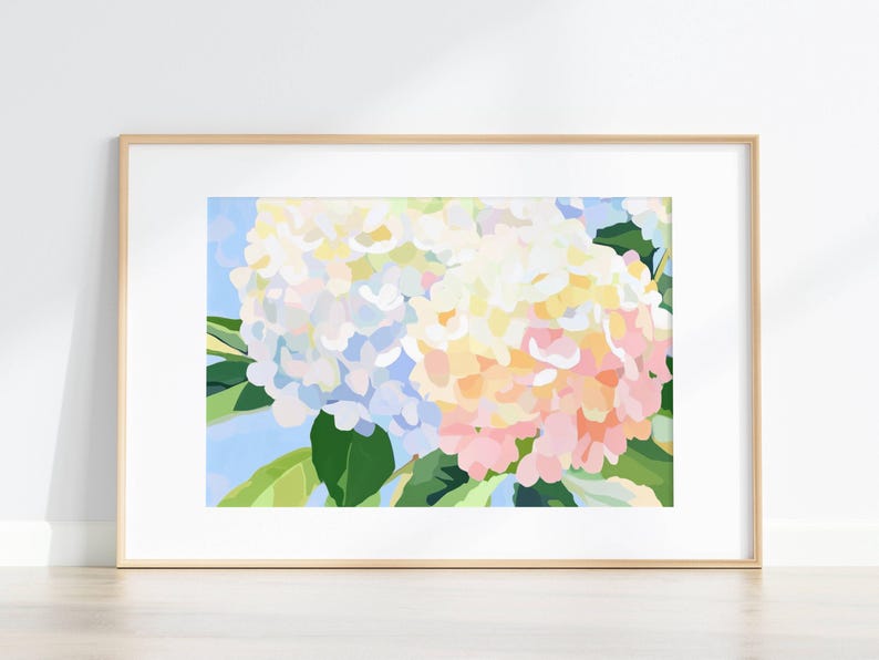 K&ouml;nnte beinhalten: Gerahmter Kunstdruck mit einer Nahaufnahme von zwei Hortensienbl&uuml;ten. Die Bl&uuml;ten zeigen eine Mischung aus Wei&szlig;, Hellblau und Rosa, mit gr&uuml;nen Bl&auml;ttern und einem hellblauen Hintergrund. Das Kunstwerk ist in einem Holzrahmen.