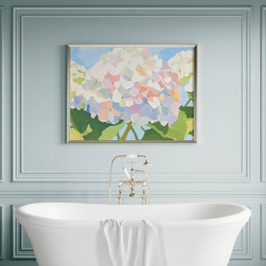 K&ouml;nnte beinhalten: Gerahmtes Blumenbild mit Hortensien in Wei&szlig;, Rosa und Blau vor hellblauem Himmel. Das Kunstwerk h&auml;ngt &uuml;ber einer wei&szlig;en Badewanne in einem Raum mit hellblauen W&auml;nden. Klassisches Design.
