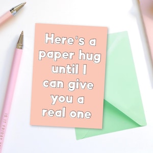 Aquí tienes una tarjeta de felicitación con un abrazo de papel: diles que te importan, cita una tarjeta de felicitación, envía un abrazo, amigo comprensivo, amigos que están lejos, tiempos difíciles