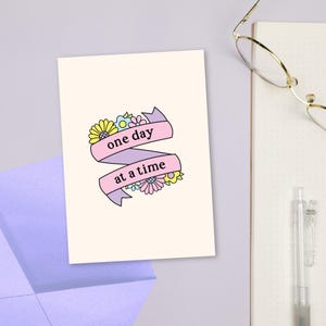 Tarjeta de felicitación "Un día a la vez": tarjeta de afirmación positiva, tarjeta de felicitación floral, amigo en momentos difíciles, tiempos difíciles, amigo de salud mental