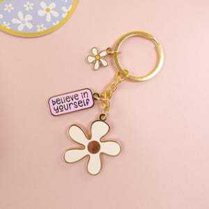 Llavero de esmalte dorado "Cree en ti mismo": llavero con dije floral bohemio con cita positiva, impulso de autoconfianza, regalo para la salud mental.