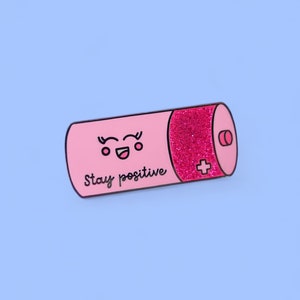 Pin de esmalte Stay Positive: diseño de batería con cara linda, rosa con detalles de brillo, regalo de afirmación positiva, insignia de pin kawaii de níquel negro